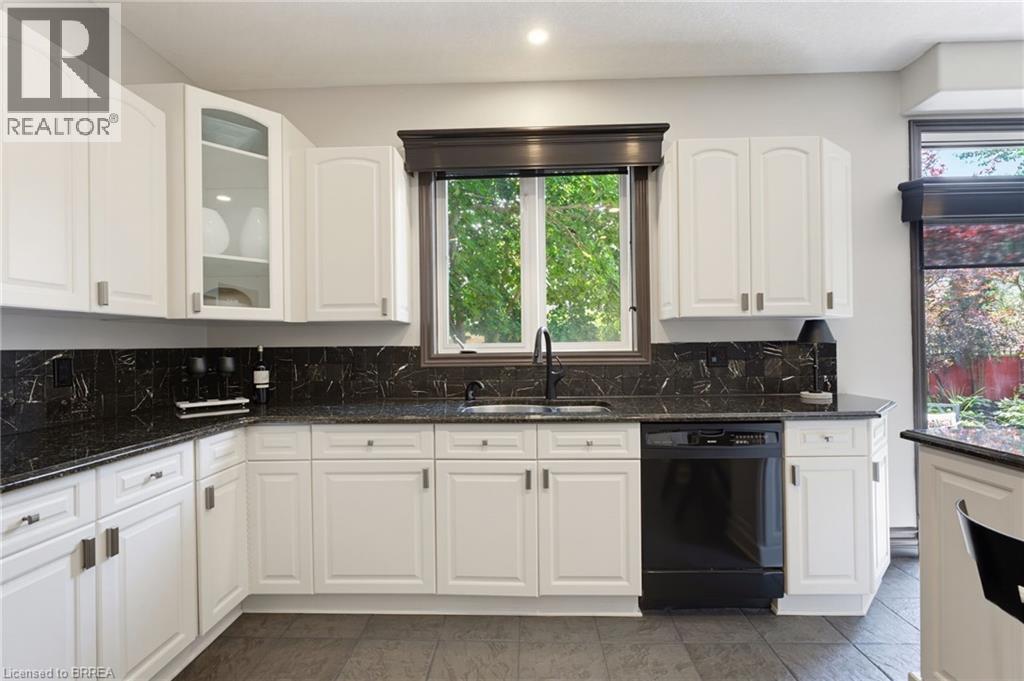 141 Falconridge Drive, Kitchener, ON - Indoor Photo Showing Kitchen