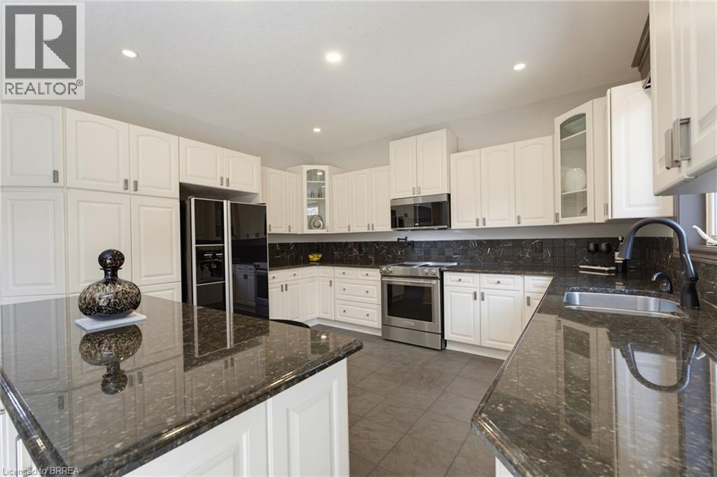 141 Falconridge Drive, Kitchener, ON - Indoor Photo Showing Kitchen