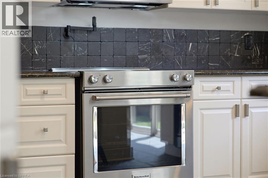 141 Falconridge Drive, Kitchener, ON - Indoor Photo Showing Kitchen