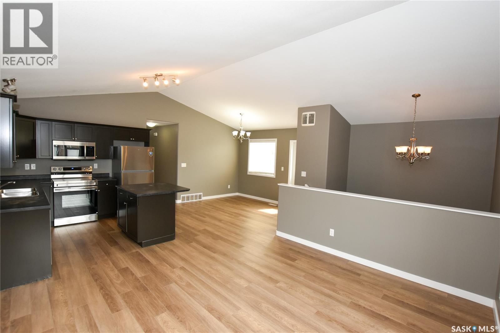 106 Geary Crescent, Saskatoon, SK - Indoor Photo Showing Kitchen With Stainless Steel Kitchen
