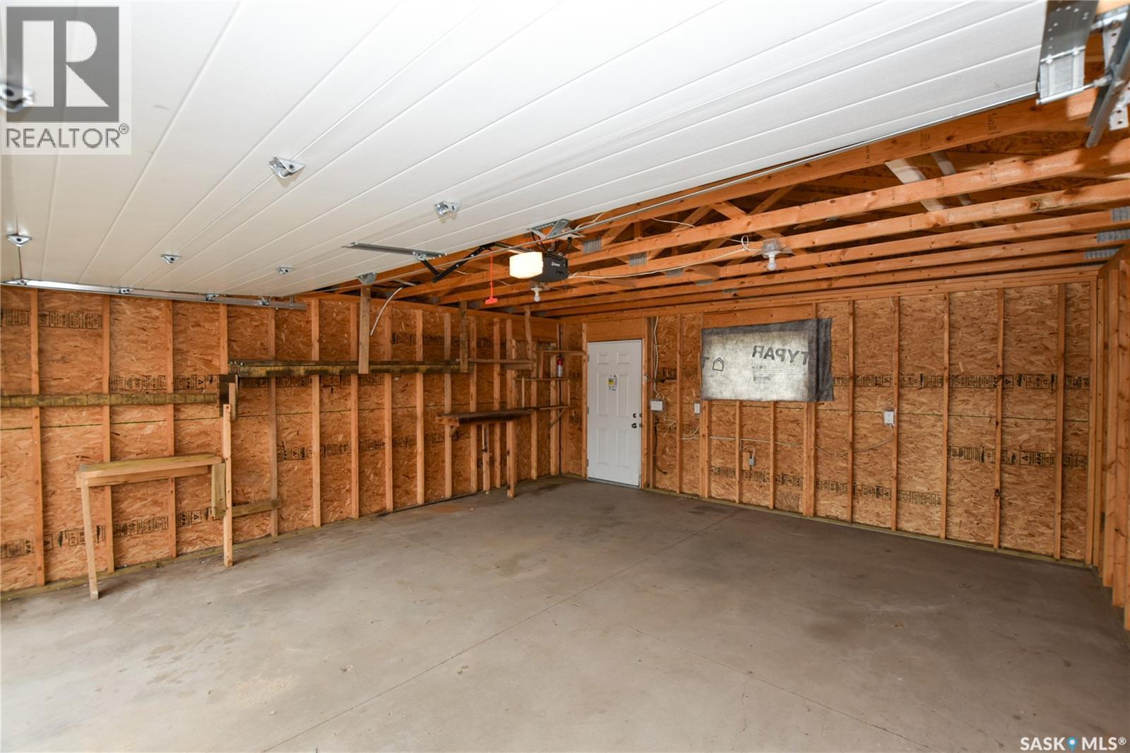 106 Geary Crescent, Saskatoon, SK - Indoor Photo Showing Garage