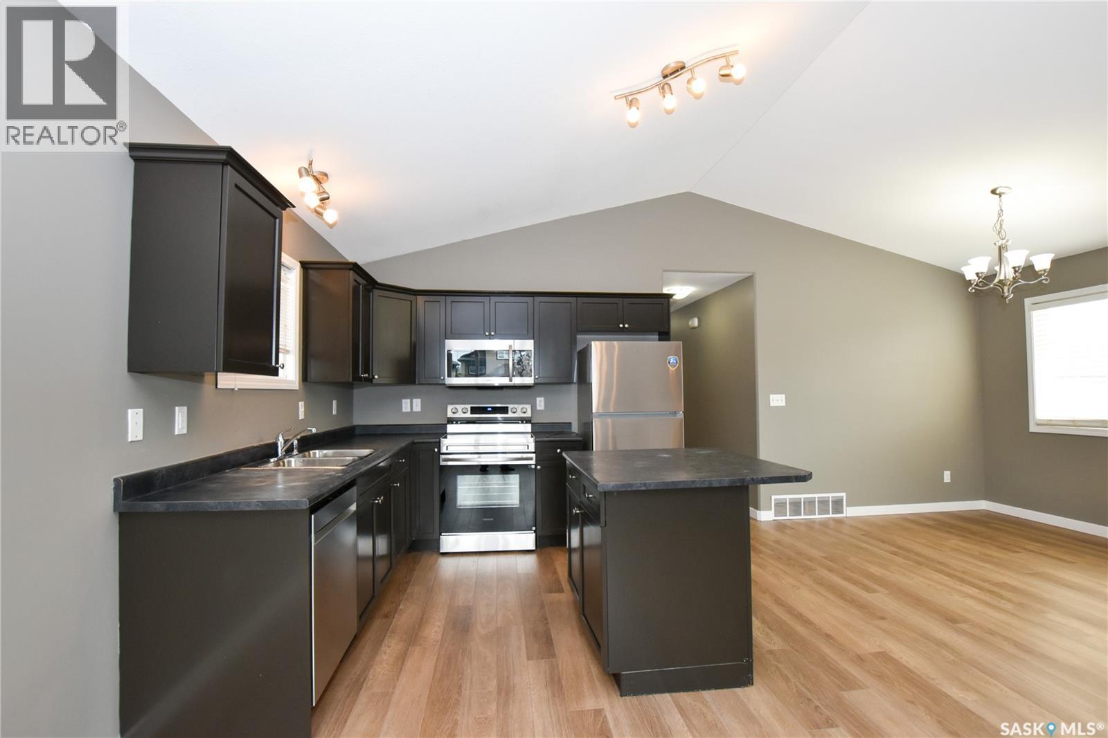 106 Geary Crescent, Saskatoon, SK - Indoor Photo Showing Kitchen With Double Sink
