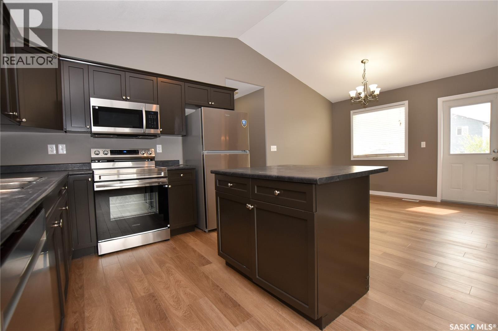 106 Geary Crescent, Saskatoon, SK - Indoor Photo Showing Kitchen With Stainless Steel Kitchen With Double Sink