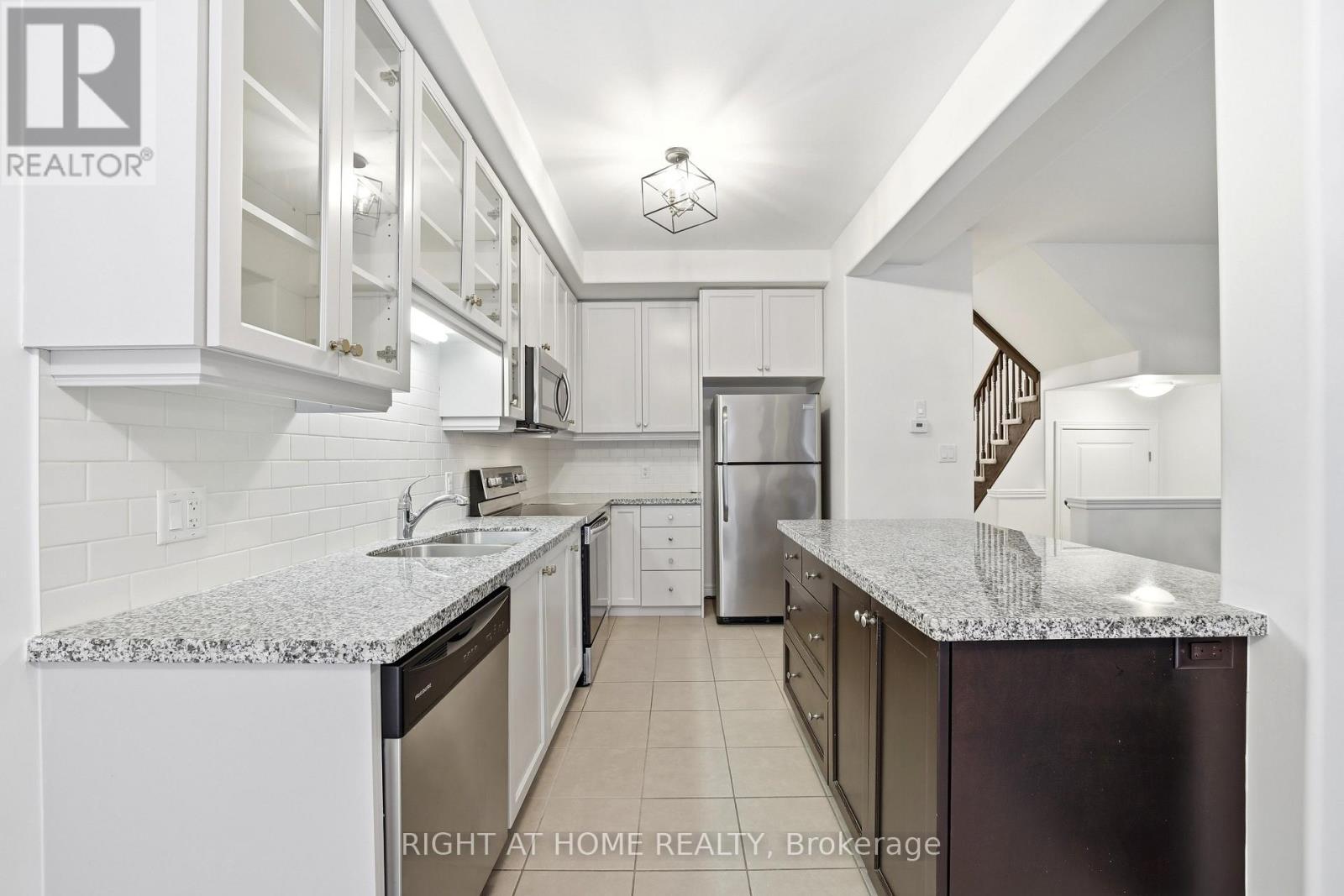 32 Rolling Lane, Hamilton, ON - Indoor Photo Showing Kitchen With Double Sink With Upgraded Kitchen