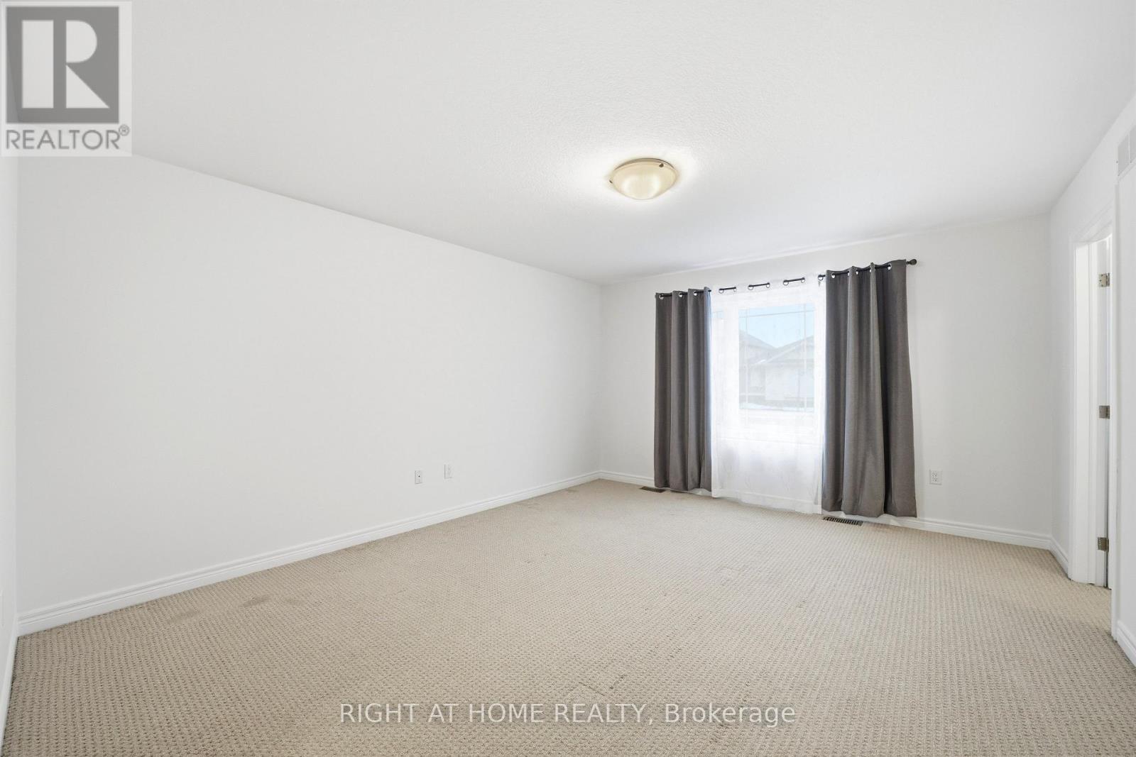 32 Rolling Lane, Hamilton, ON - Indoor Photo Showing Other Room