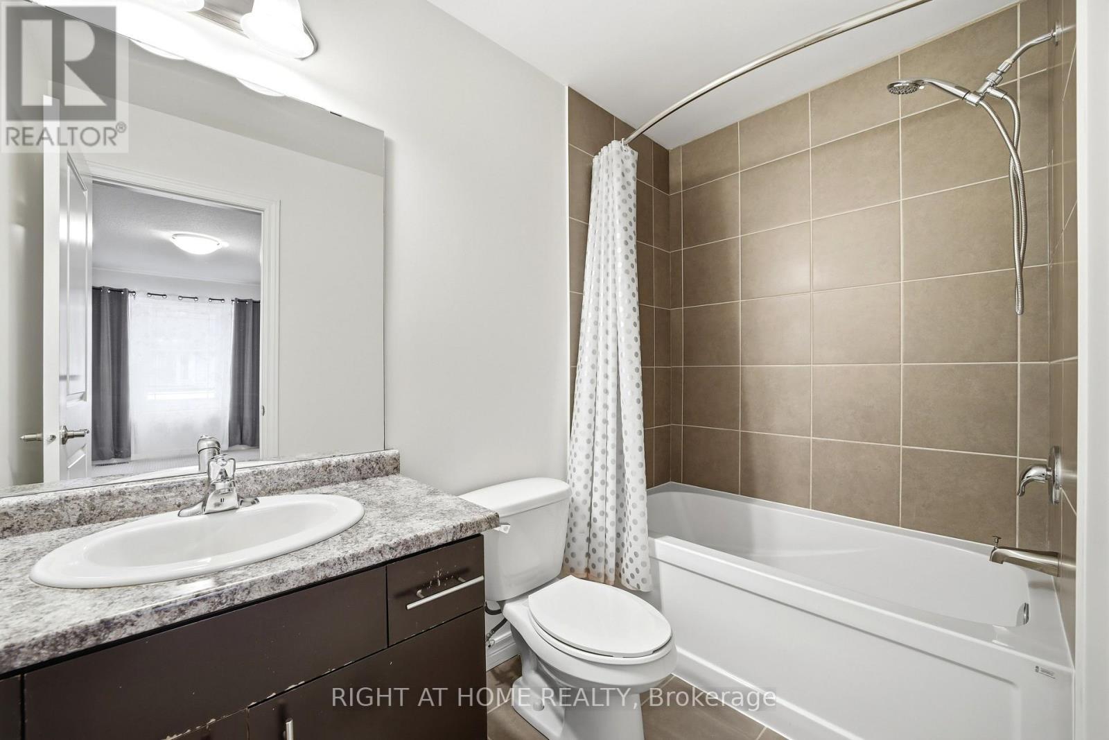 32 Rolling Lane, Hamilton, ON - Indoor Photo Showing Bathroom