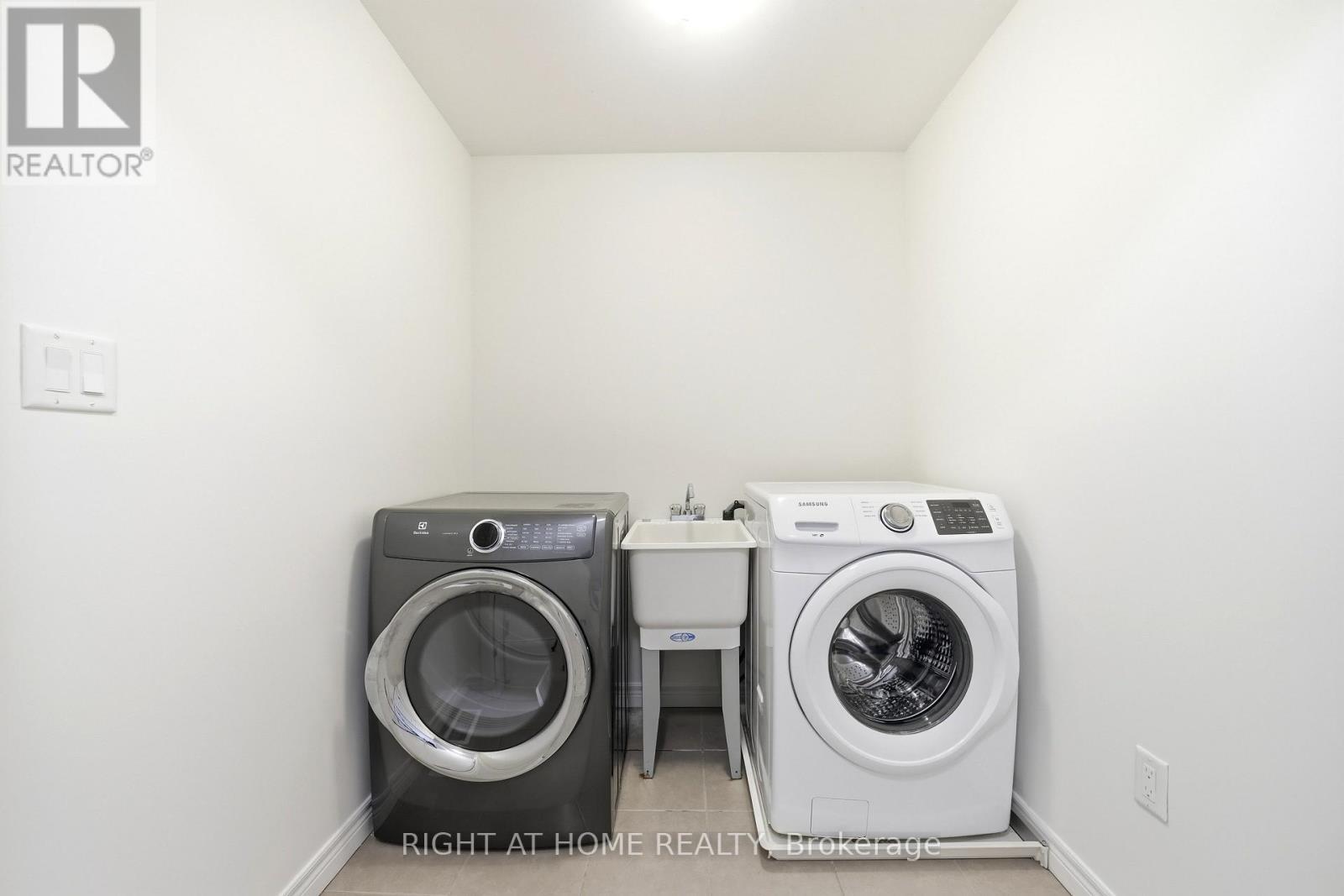 32 Rolling Lane, Hamilton, ON - Indoor Photo Showing Laundry Room