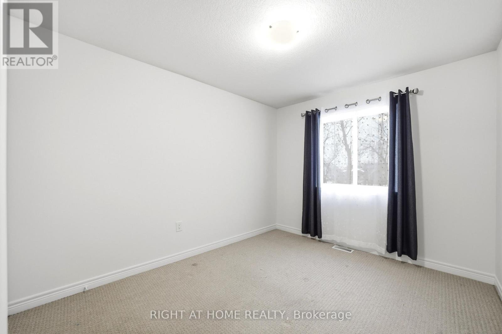 32 Rolling Lane, Hamilton, ON - Indoor Photo Showing Other Room