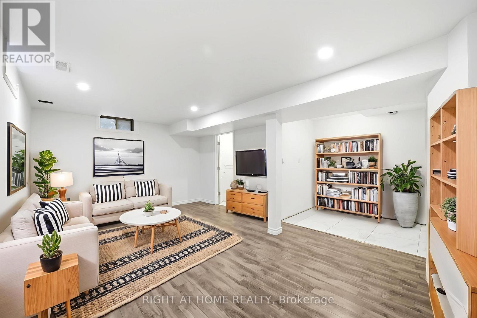 32 Rolling Lane, Hamilton, ON - Indoor Photo Showing Living Room