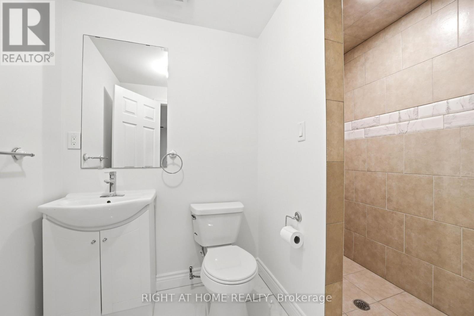 32 Rolling Lane, Hamilton, ON - Indoor Photo Showing Bathroom
