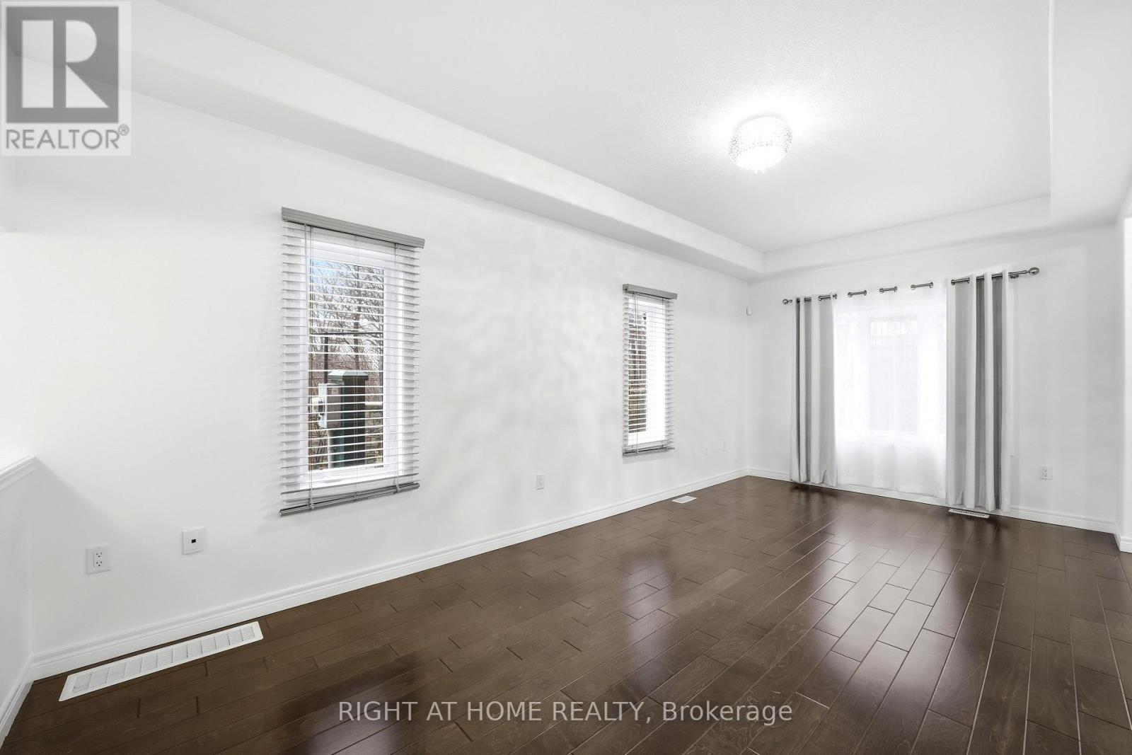 32 Rolling Lane, Hamilton, ON - Indoor Photo Showing Other Room