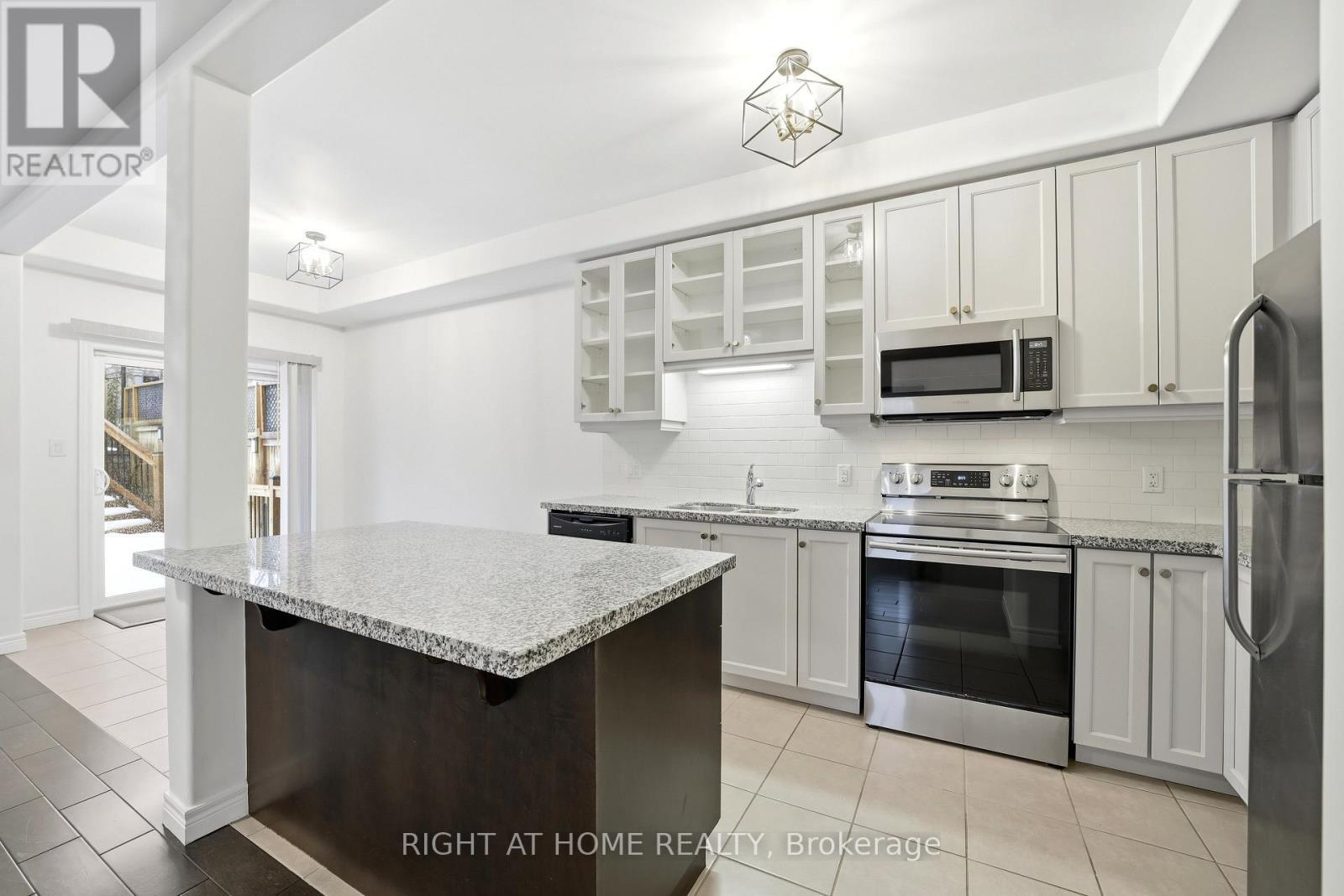 32 Rolling Lane, Hamilton, ON - Indoor Photo Showing Kitchen With Upgraded Kitchen