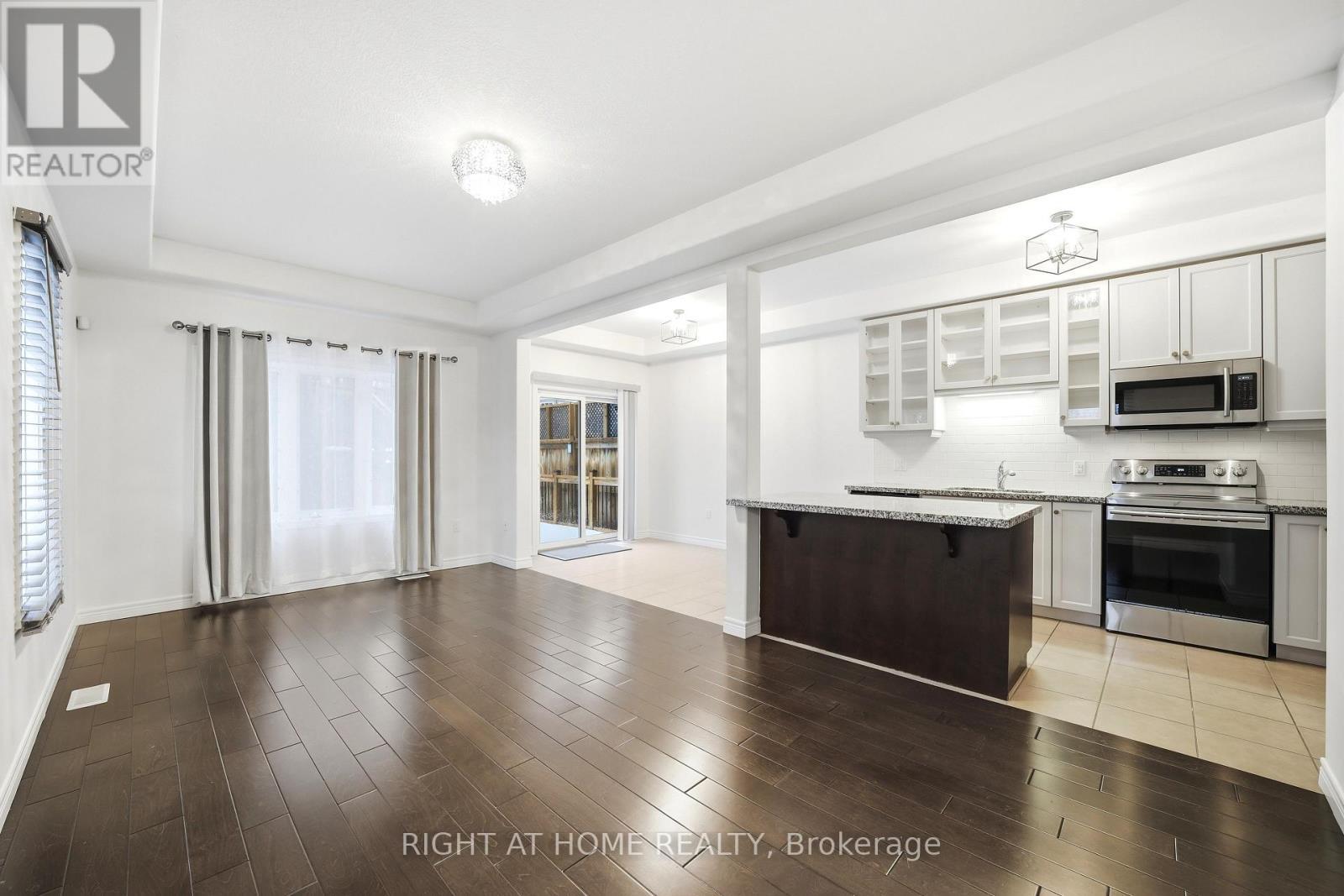 32 Rolling Lane, Hamilton, ON - Indoor Photo Showing Kitchen With Upgraded Kitchen