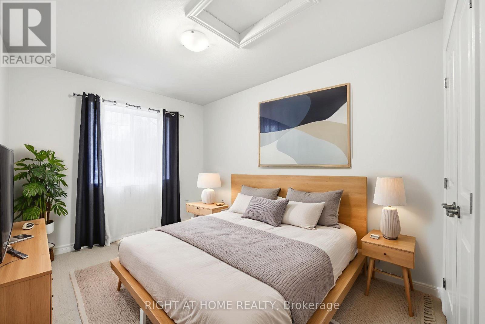 32 Rolling Lane, Hamilton, ON - Indoor Photo Showing Bedroom