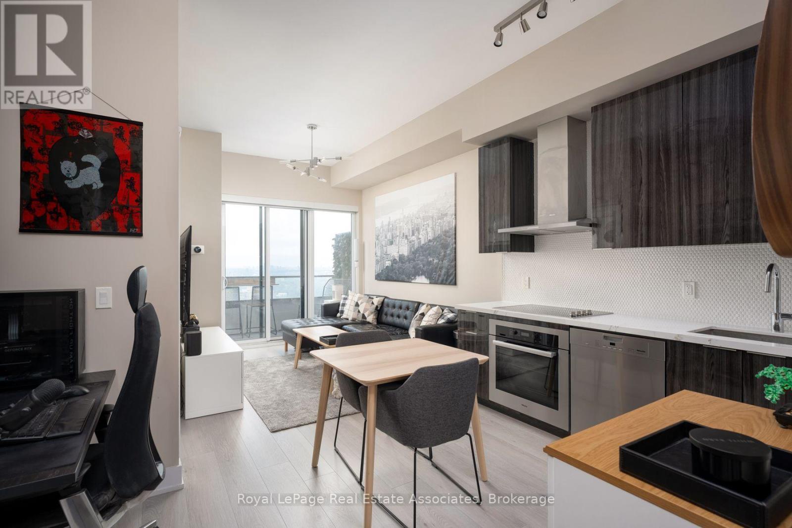 Living Room - 6104 - 30 Shore Breeze Drive, Toronto, ON - Indoor Photo Showing Kitchen
