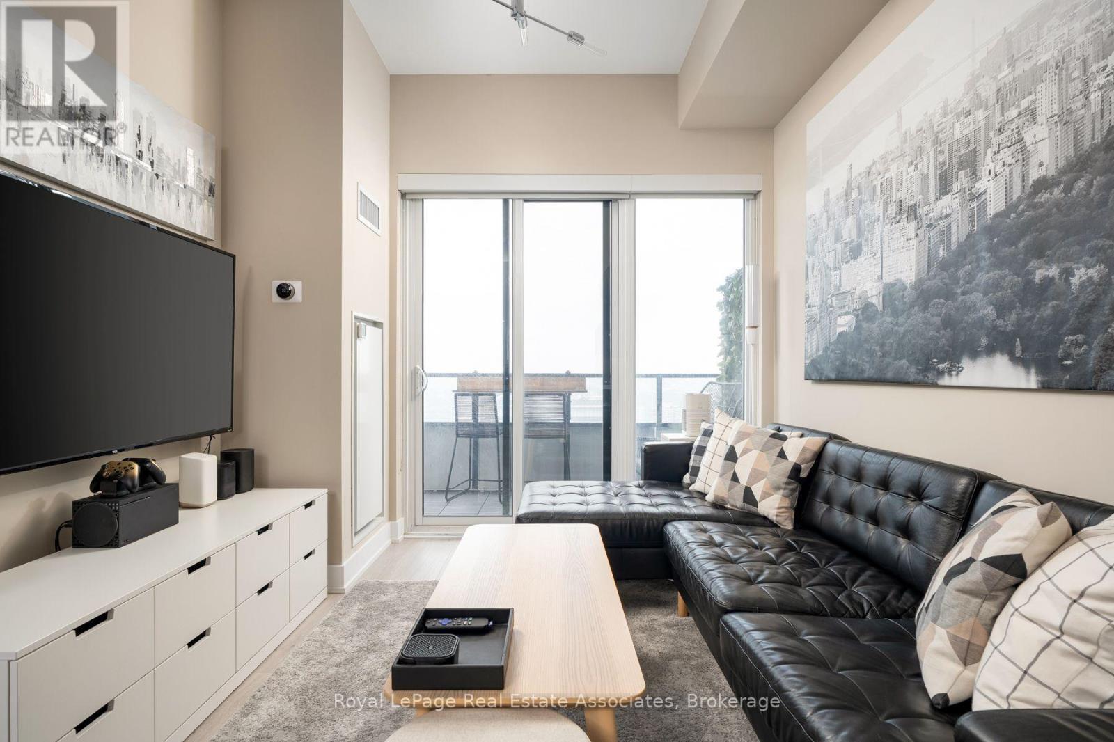 Living Room - 6104 - 30 Shore Breeze Drive, Toronto, ON - Indoor Photo Showing Living Room