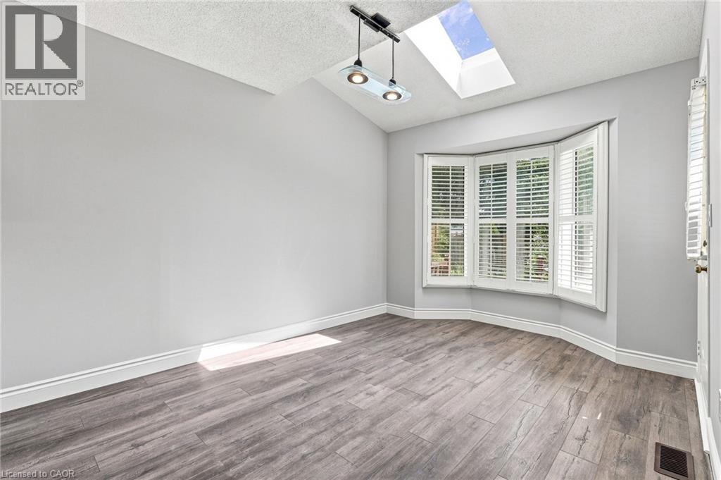 1 Perthshire Court, Hamilton, ON - Indoor Photo Showing Other Room