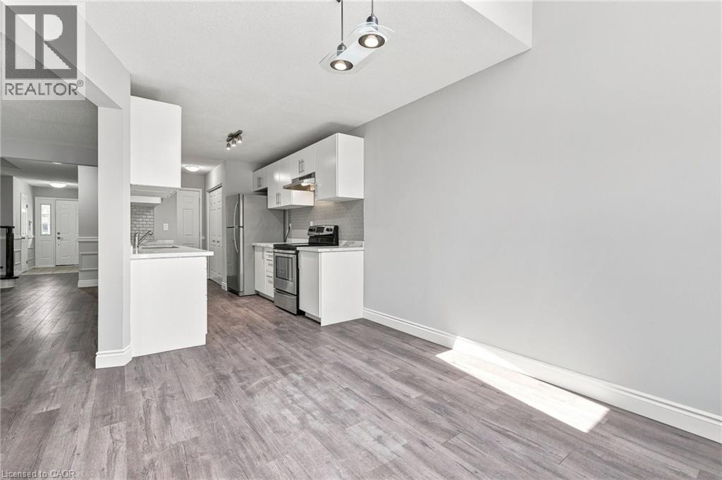 1 Perthshire Court, Hamilton, ON - Indoor Photo Showing Kitchen