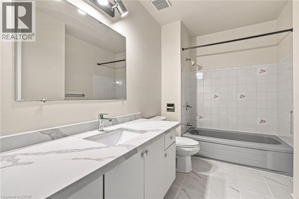 1 Perthshire Court, Hamilton, ON - Indoor Photo Showing Bathroom