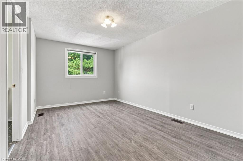 1 Perthshire Court, Hamilton, ON - Indoor Photo Showing Other Room
