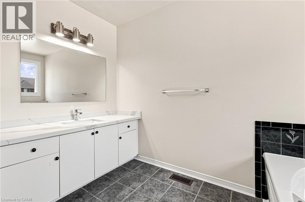 1 Perthshire Court, Hamilton, ON - Indoor Photo Showing Bathroom