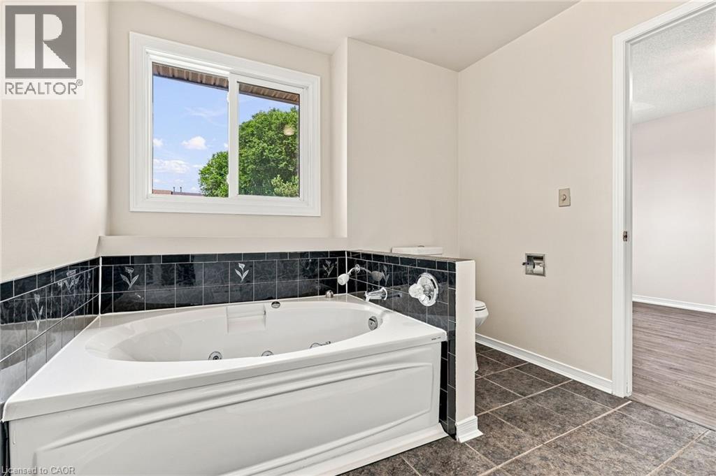 1 Perthshire Court, Hamilton, ON - Indoor Photo Showing Bathroom