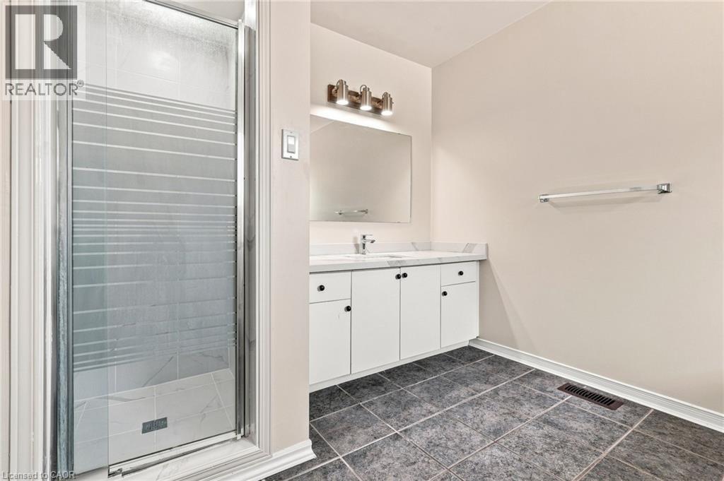 1 Perthshire Court, Hamilton, ON - Indoor Photo Showing Bathroom