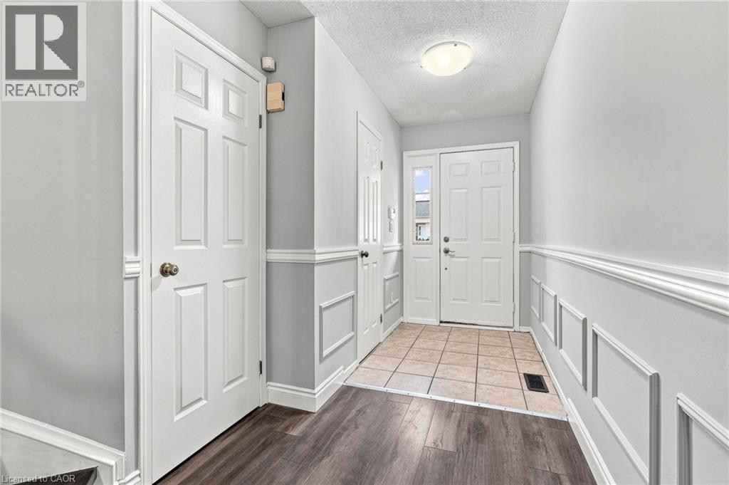1 Perthshire Court, Hamilton, ON - Indoor Photo Showing Other Room