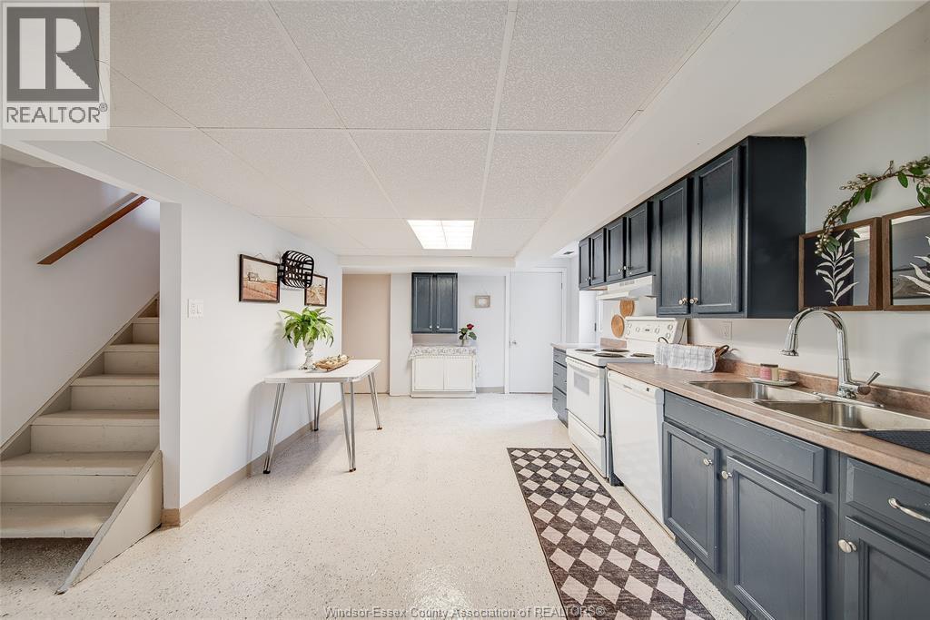 485 Prince, Windsor, ON - Indoor Photo Showing Kitchen With Double Sink