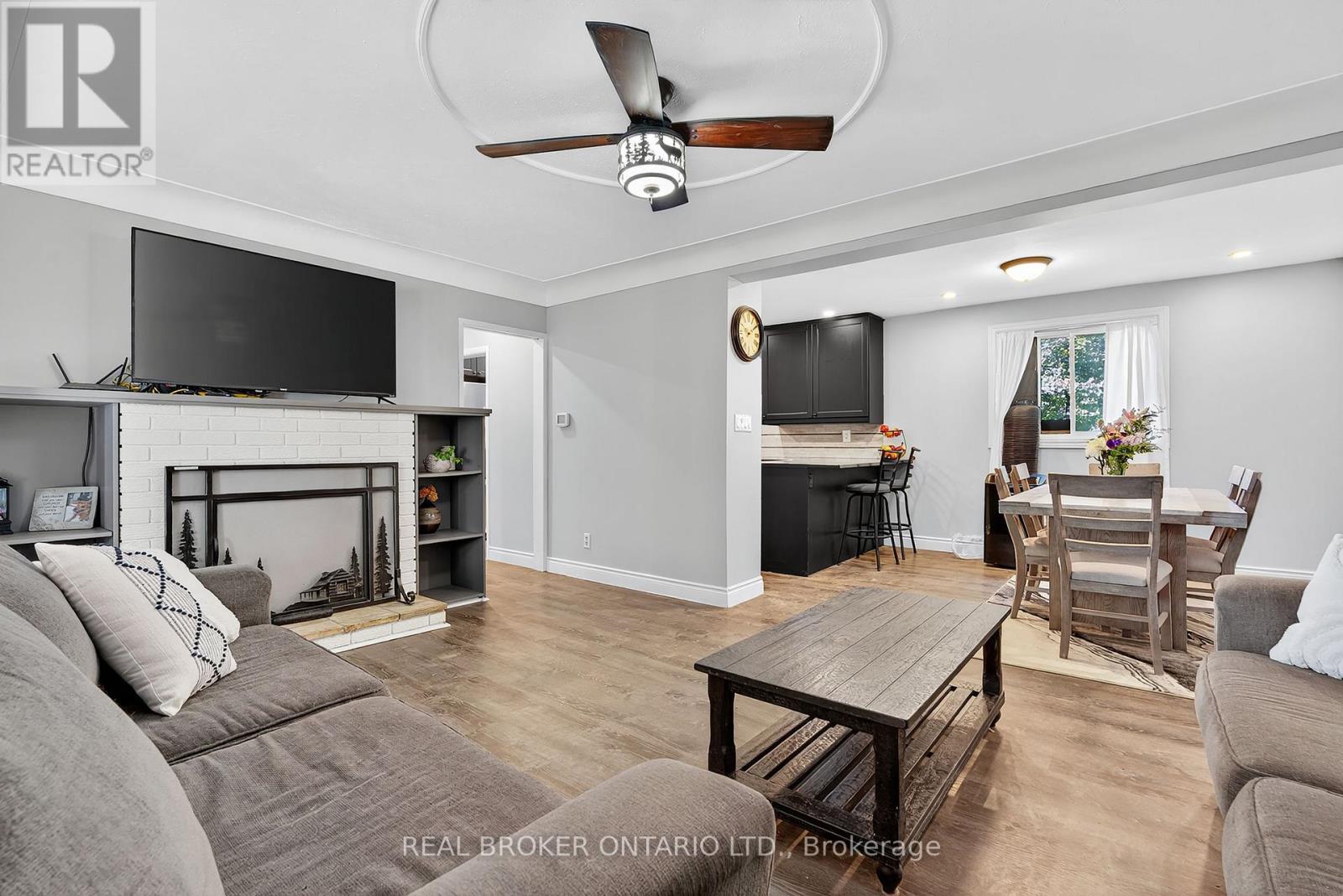 Open concept living room - 312 Old Guelph Road, Hamilton, ON