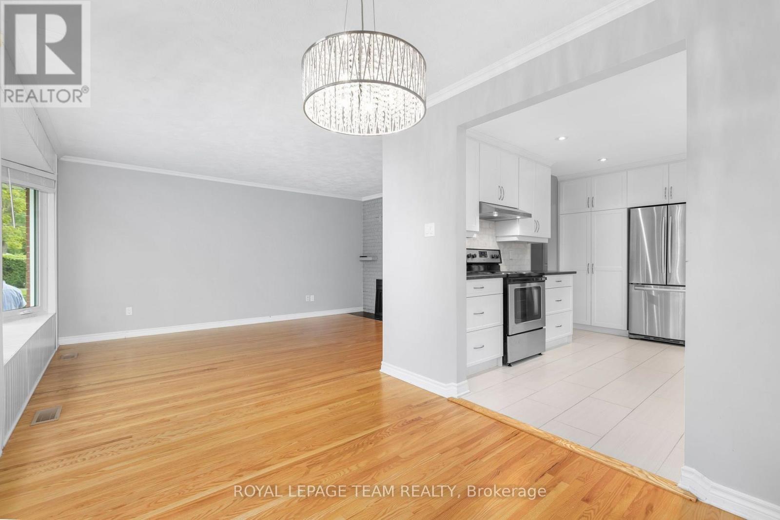 2349 Edwin Crescent, Ottawa, ON - Indoor Photo Showing Kitchen