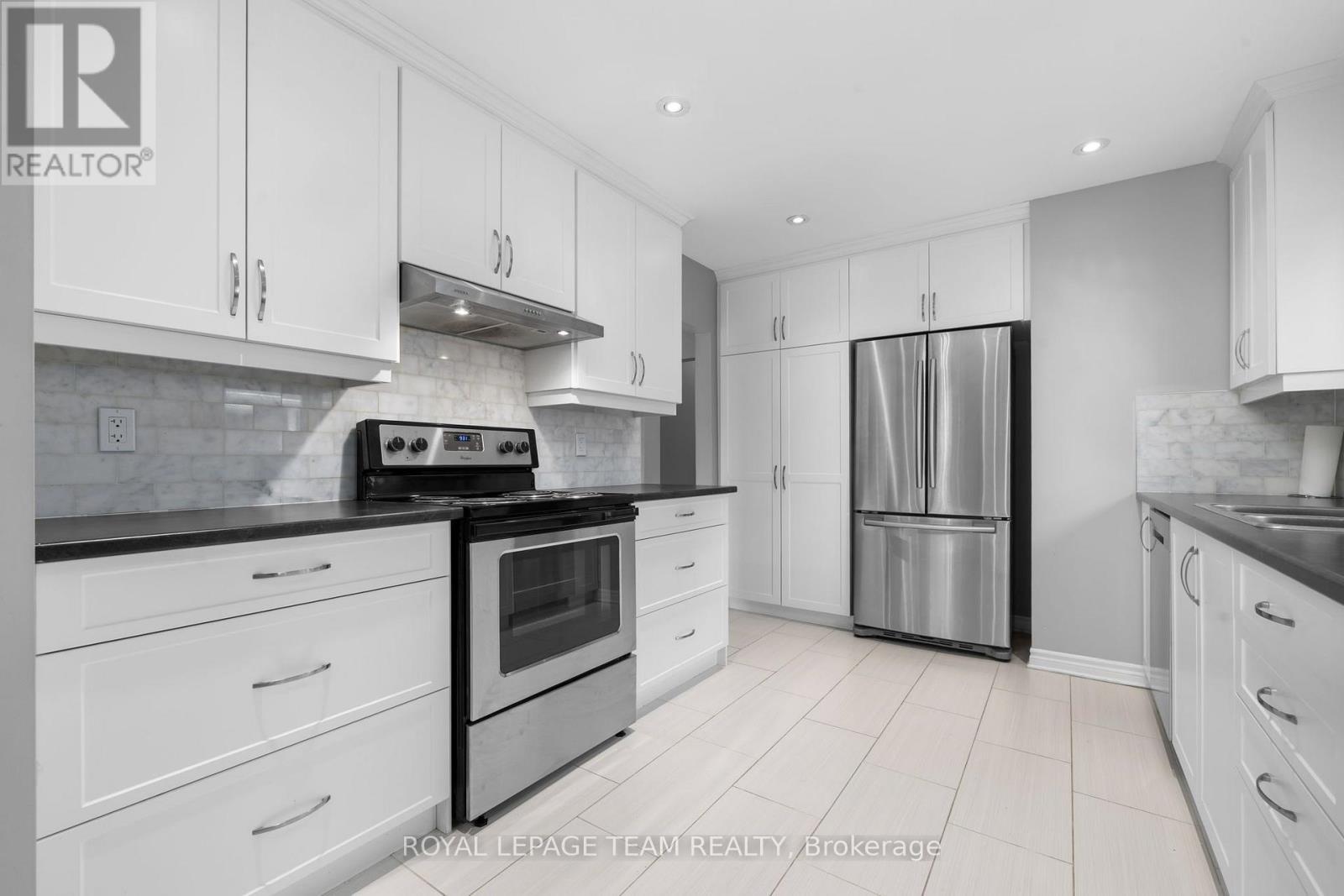 2349 Edwin Crescent, Ottawa, ON - Indoor Photo Showing Kitchen With Upgraded Kitchen