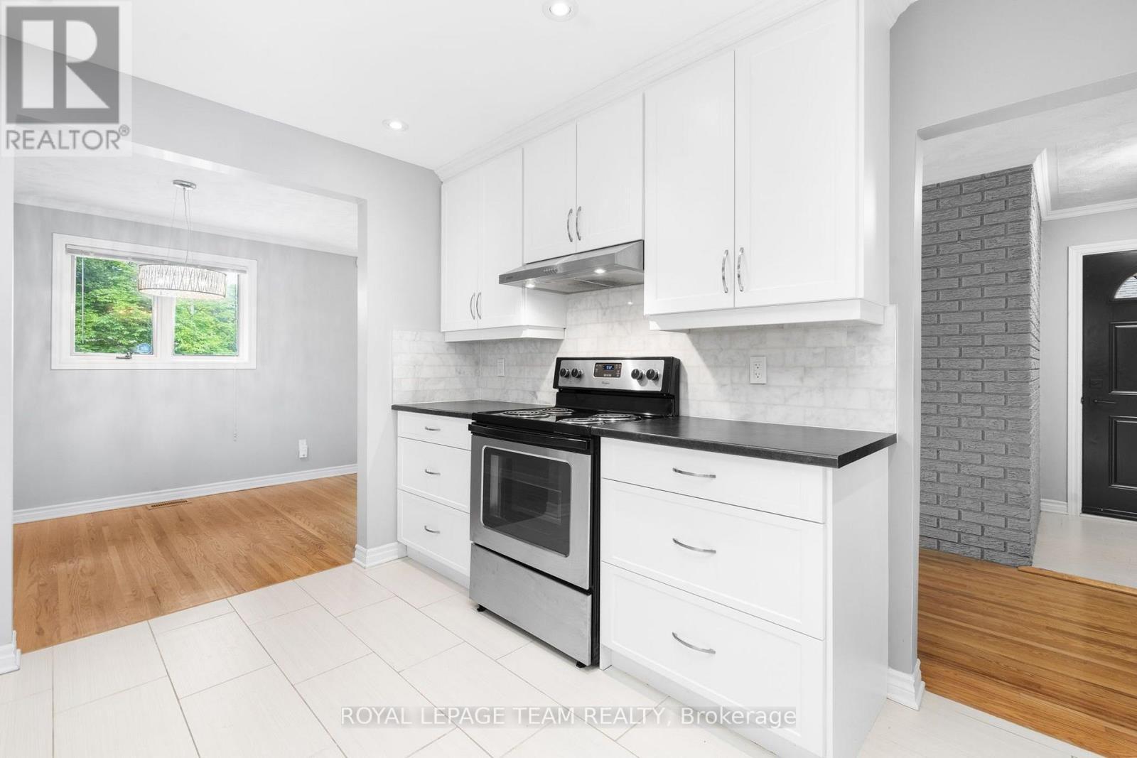2349 Edwin Crescent, Ottawa, ON - Indoor Photo Showing Kitchen