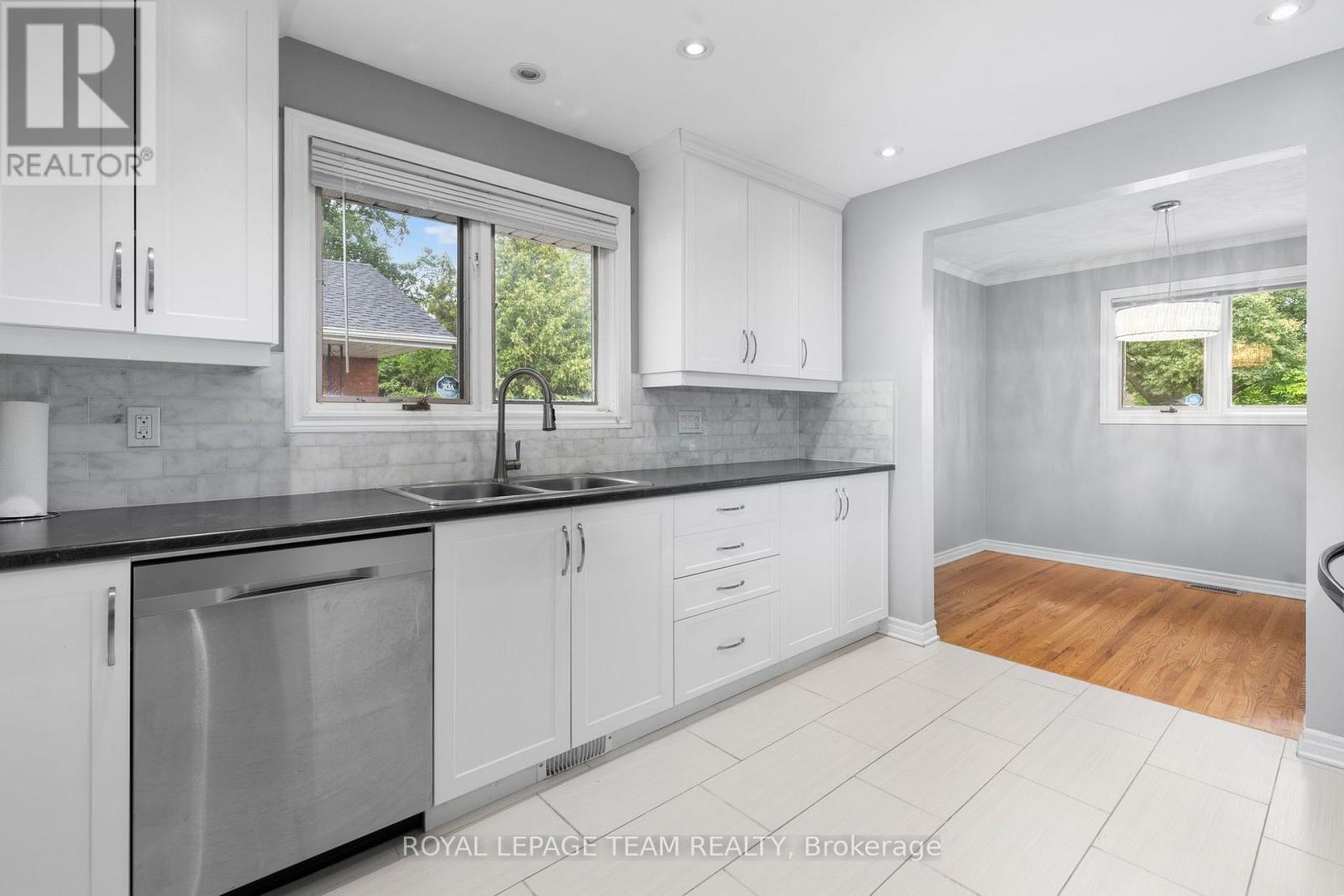 2349 Edwin Crescent, Ottawa, ON - Indoor Photo Showing Kitchen With Double Sink