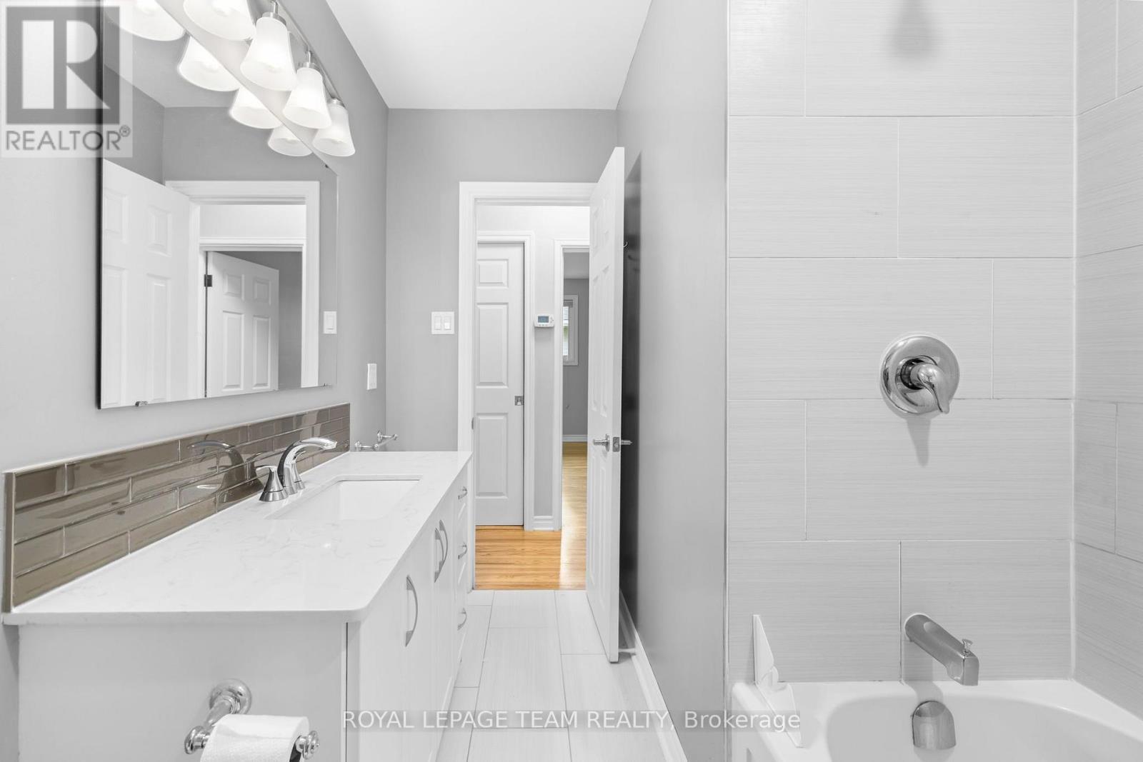 2349 Edwin Crescent, Ottawa, ON - Indoor Photo Showing Bathroom
