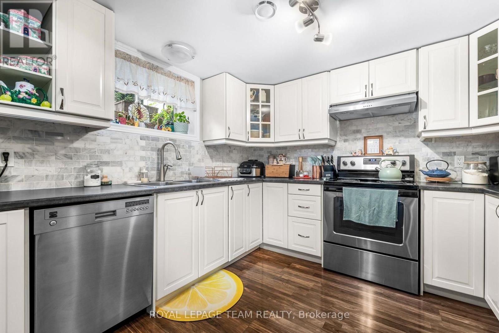 2349 Edwin Crescent, Ottawa, ON - Indoor Photo Showing Kitchen With Double Sink