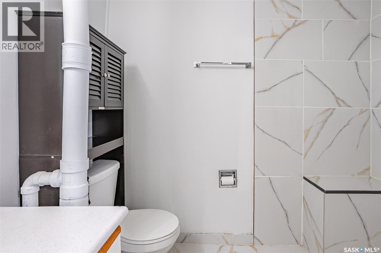 1539 B Avenue N, Saskatoon, SK - Indoor Photo Showing Bathroom