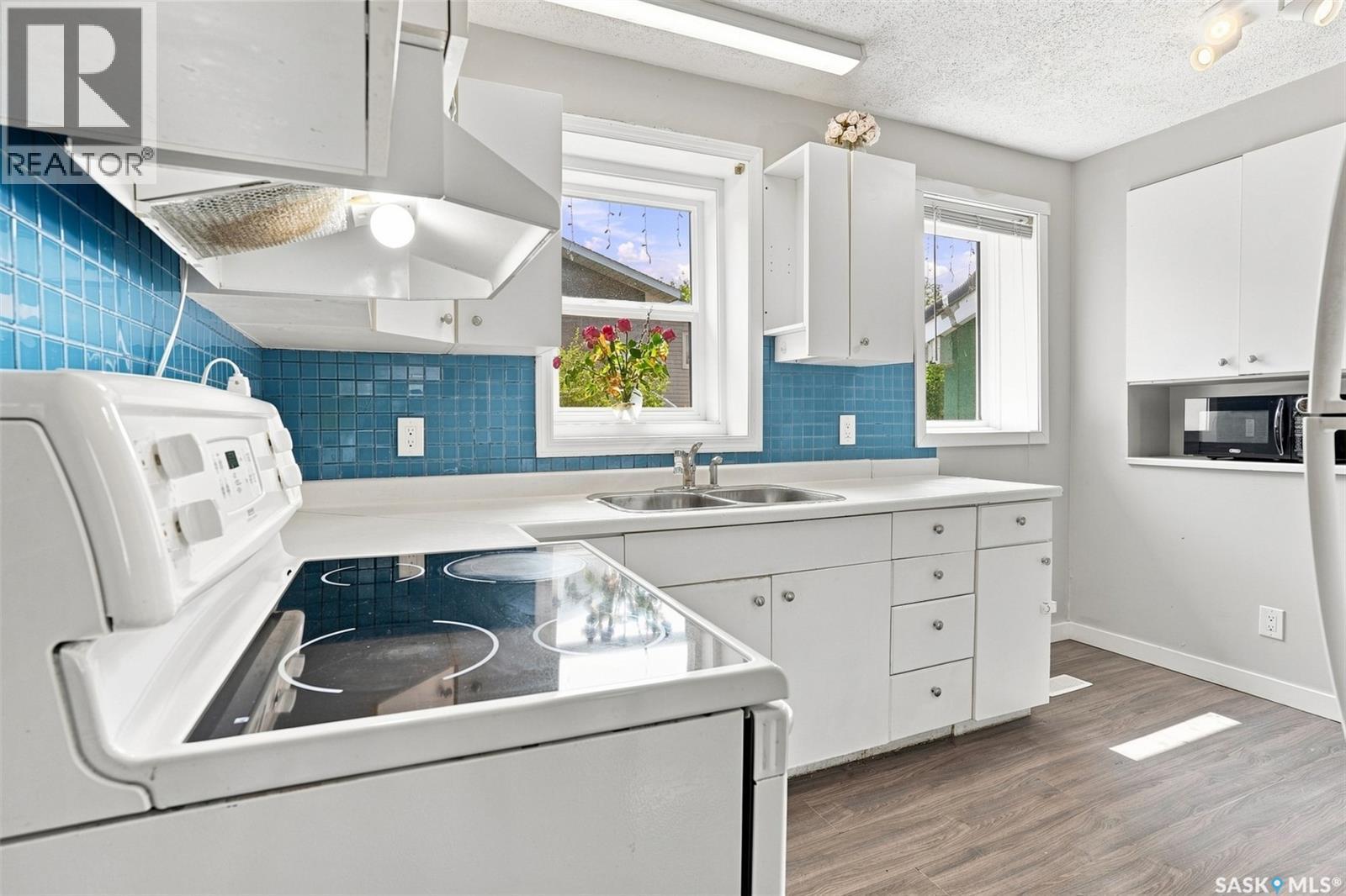 1539 B Avenue N, Saskatoon, SK - Indoor Photo Showing Kitchen With Double Sink