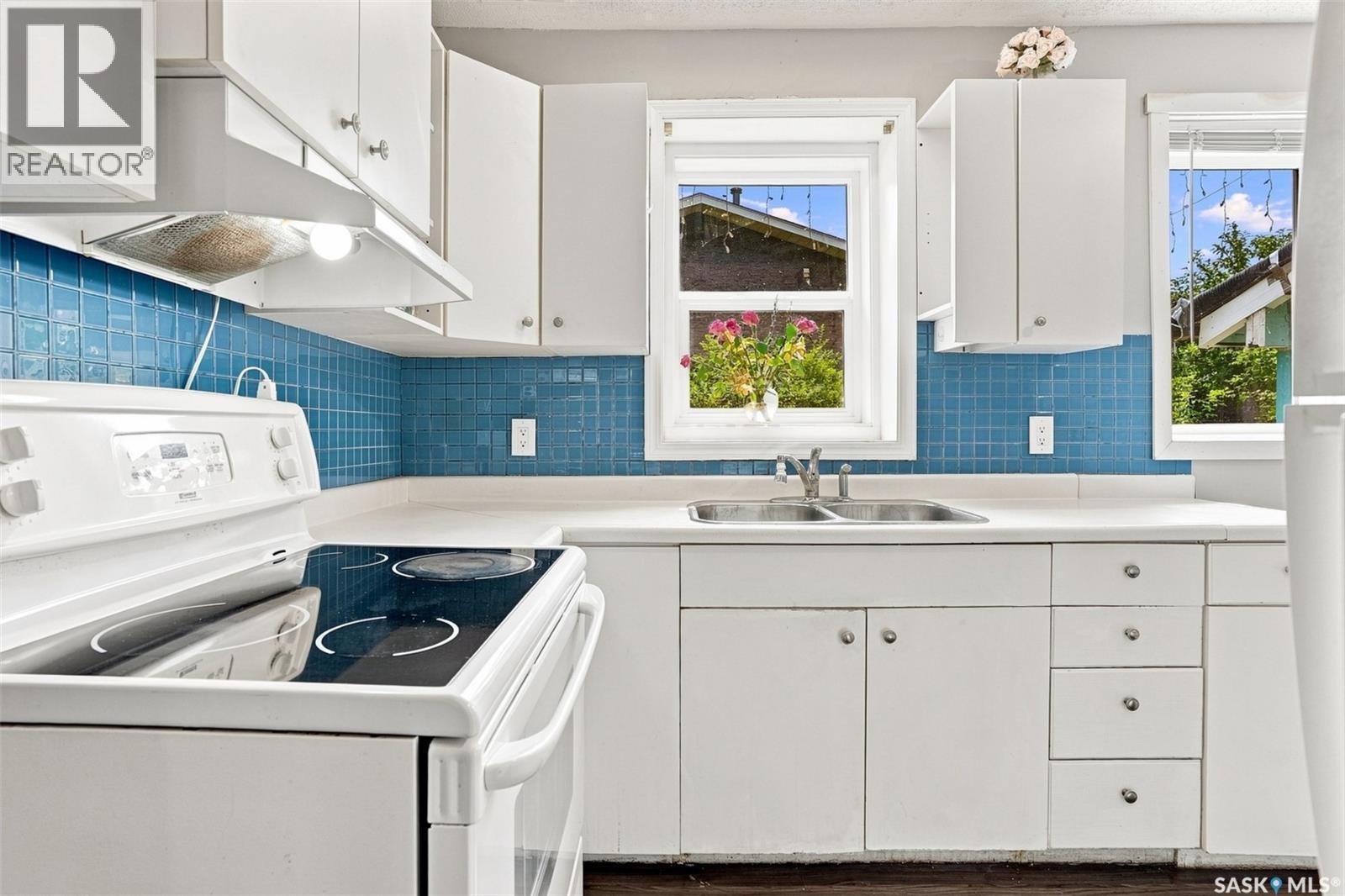 1539 B Avenue N, Saskatoon, SK - Indoor Photo Showing Kitchen With Double Sink