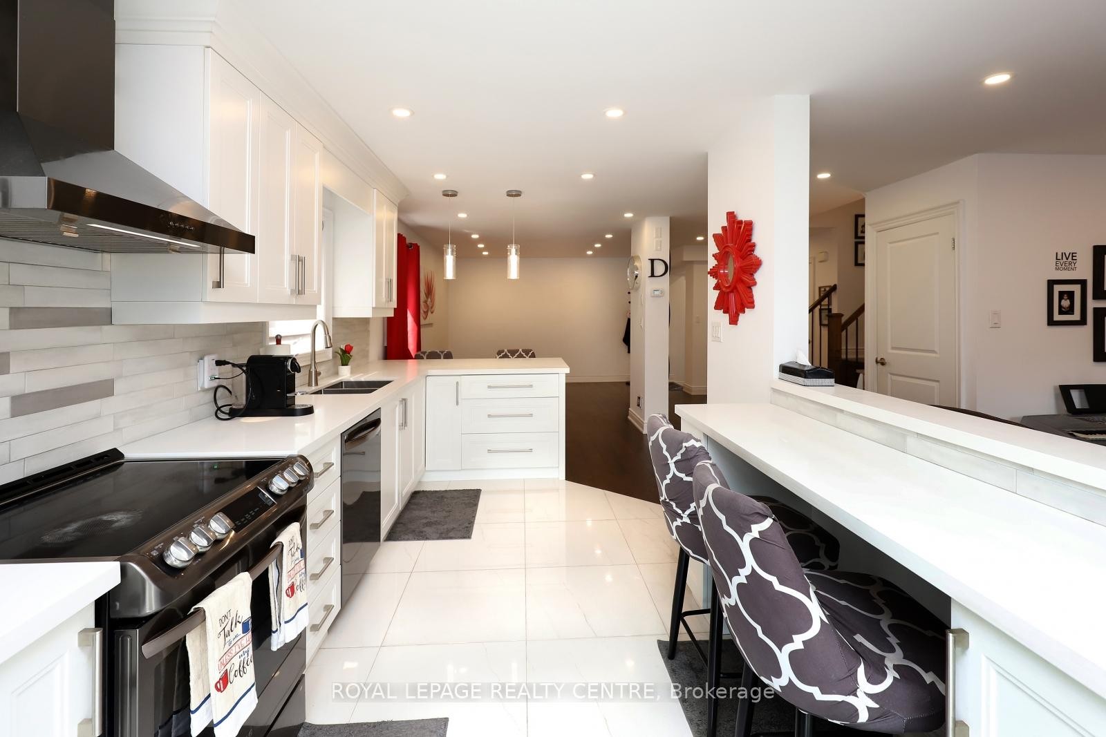 598 Pilcom Court, Mississauga, ON - Indoor Photo Showing Kitchen With Upgraded Kitchen