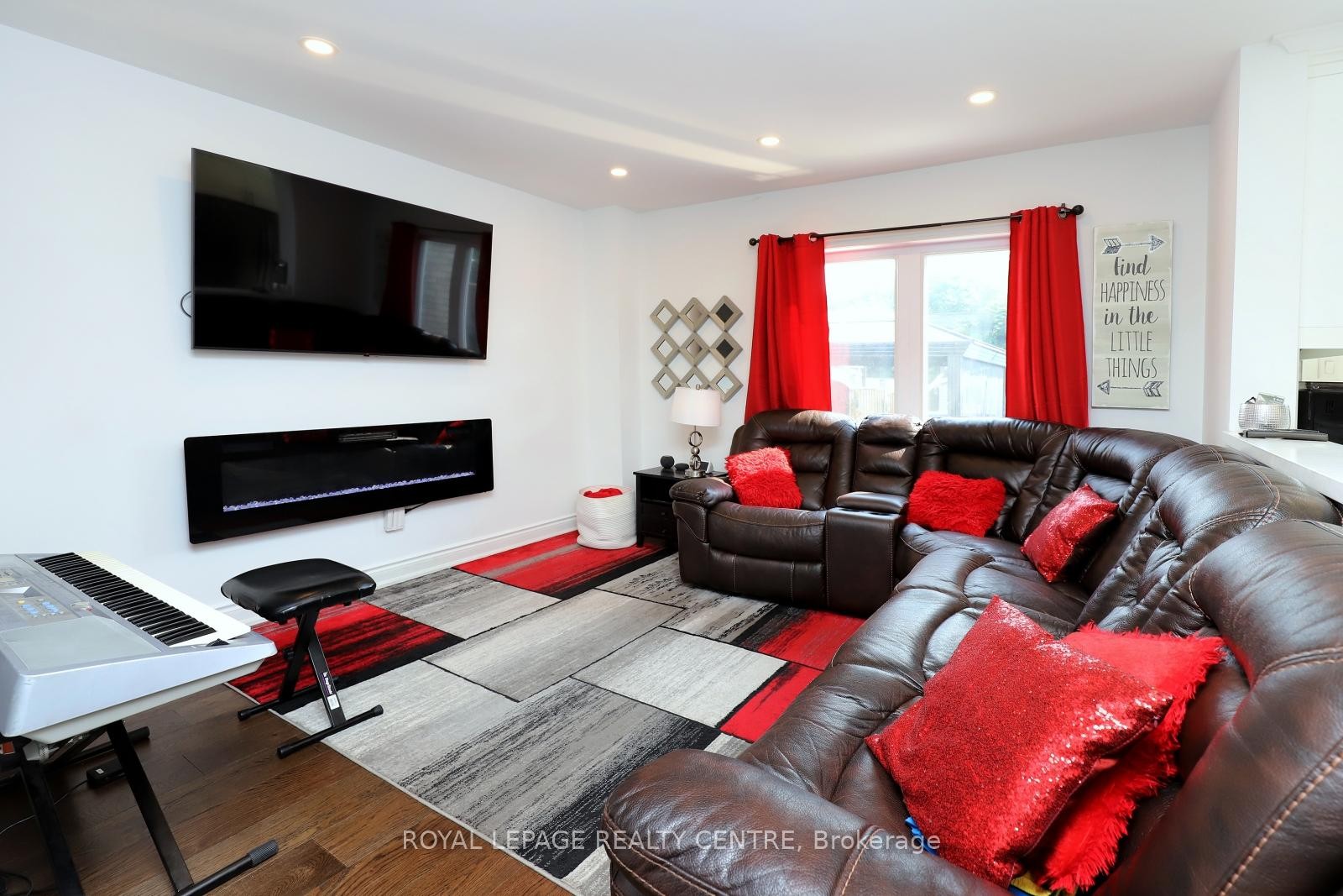 598 Pilcom Court, Mississauga, ON - Indoor Photo Showing Living Room With Fireplace