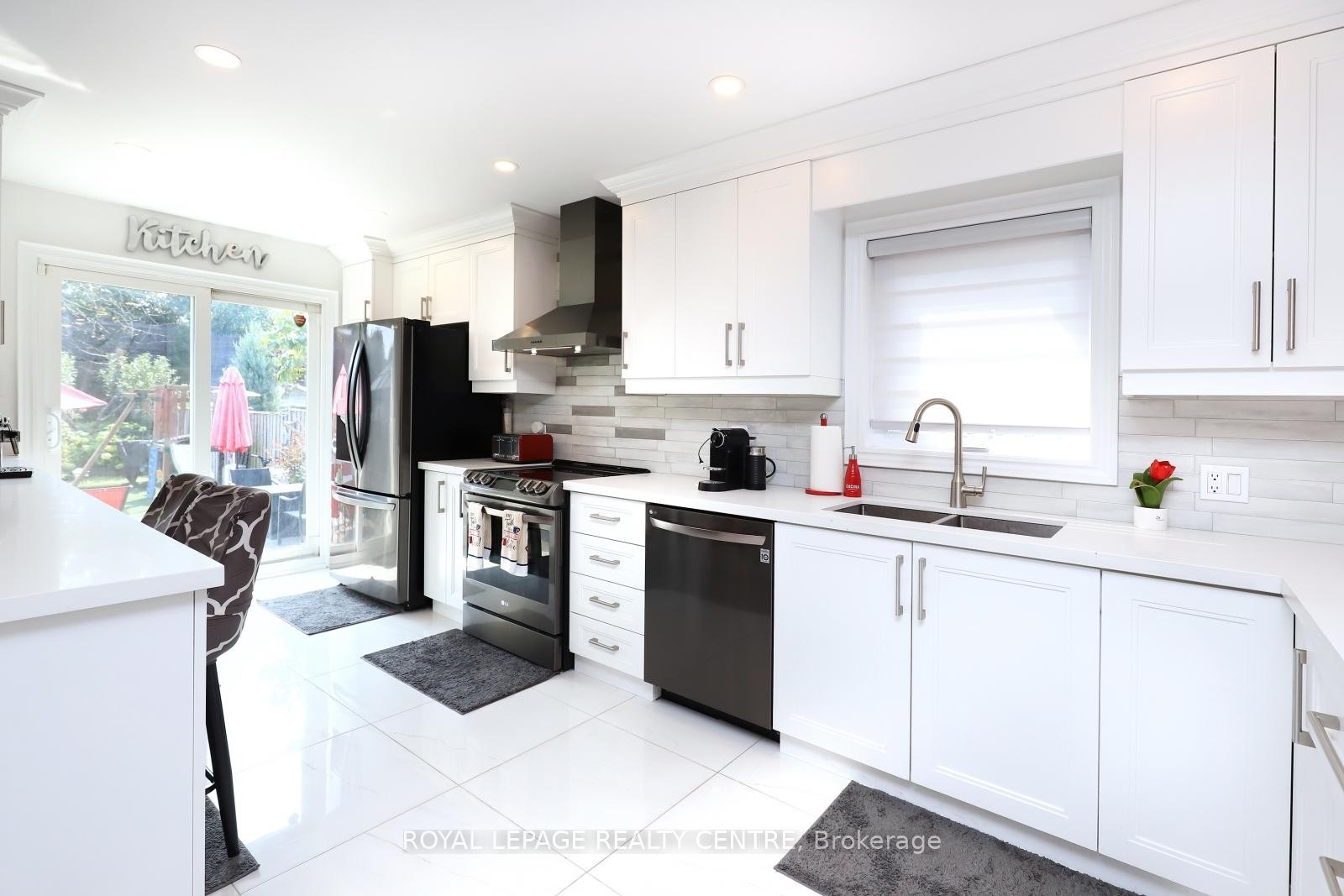 598 Pilcom Court, Mississauga, ON - Indoor Photo Showing Kitchen With Double Sink
