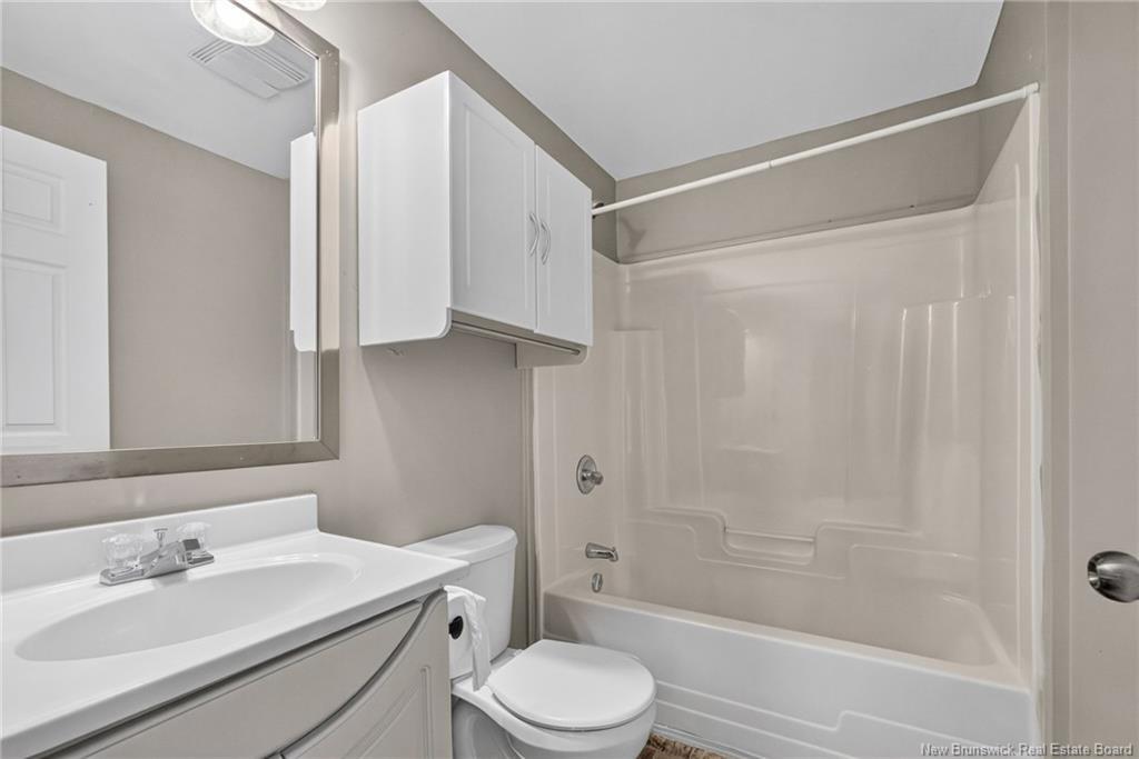 90-92 Edward St, Moncton, NB - Indoor Photo Showing Bathroom