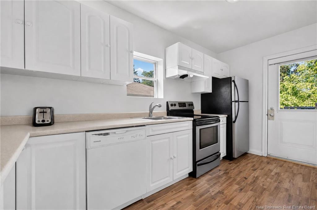 90-92 Edward St, Moncton, NB - Indoor Photo Showing Kitchen