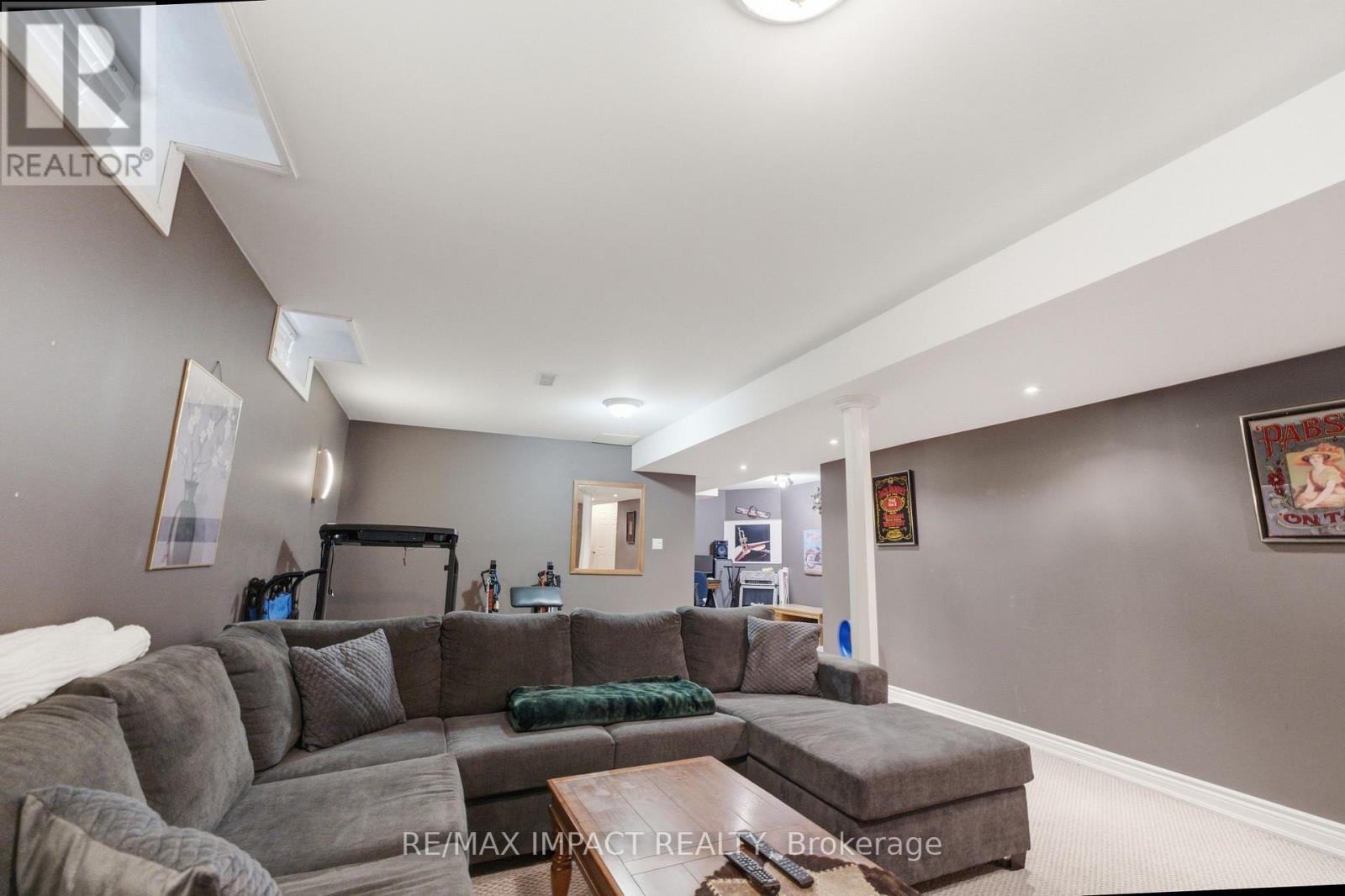 106 Mcfeeters Crescent, Clarington, ON - Indoor Photo Showing Living Room