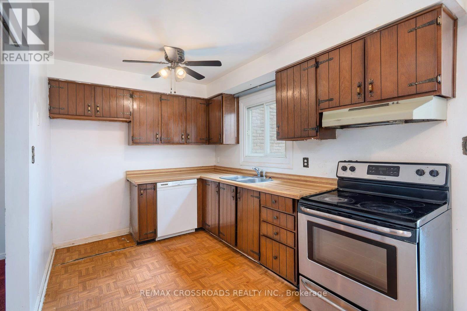 93 - 100 Burrows Hall Boulevard, Toronto, ON - Indoor Photo Showing Kitchen With Double Sink