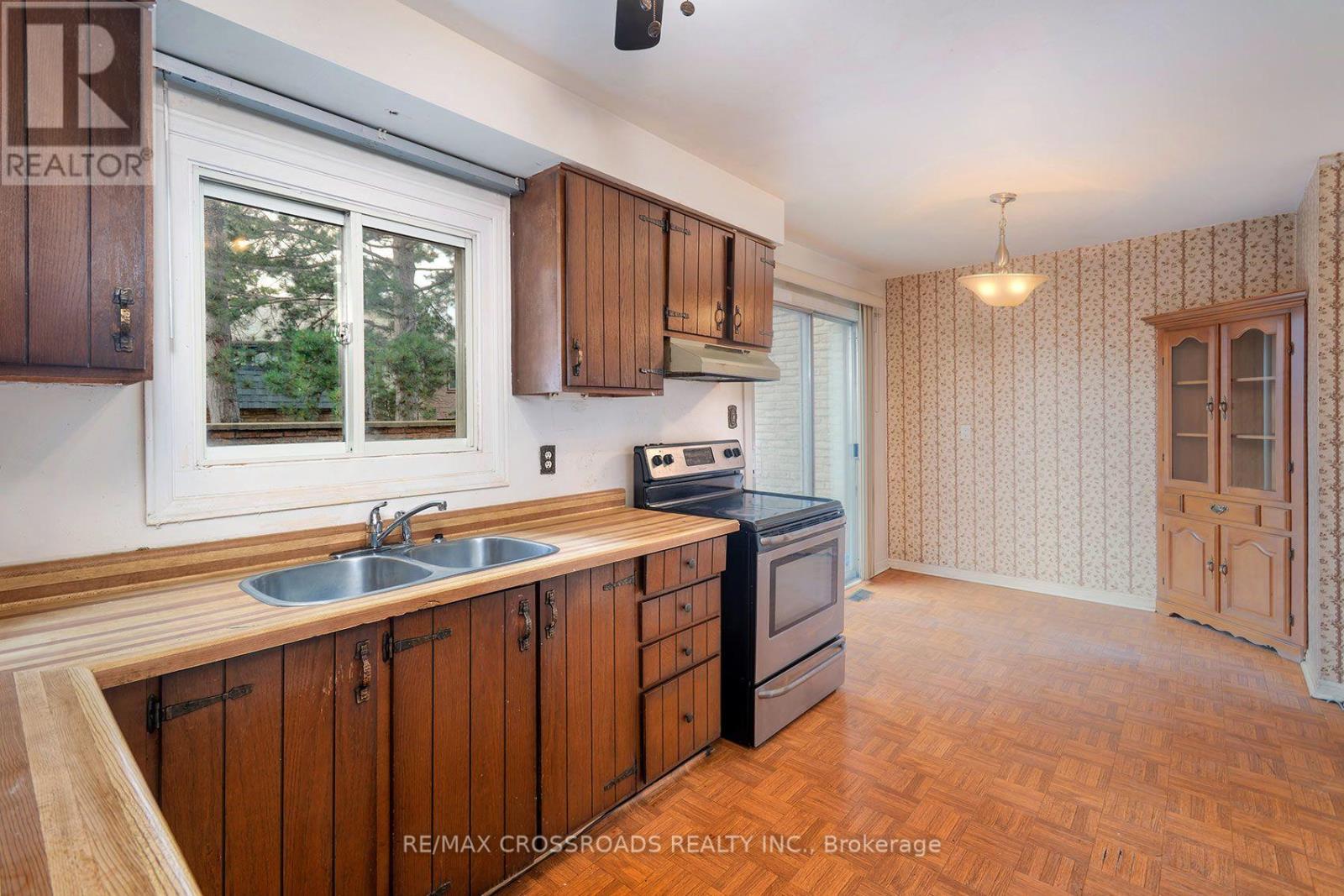93 - 100 Burrows Hall Boulevard, Toronto, ON - Indoor Photo Showing Kitchen With Double Sink