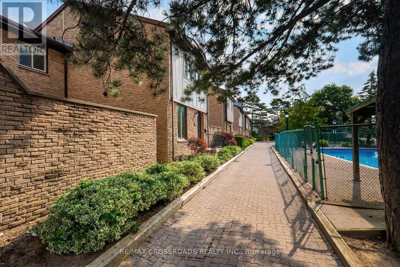 93 - 100 Burrows Hall Boulevard, Toronto, ON - Outdoor
