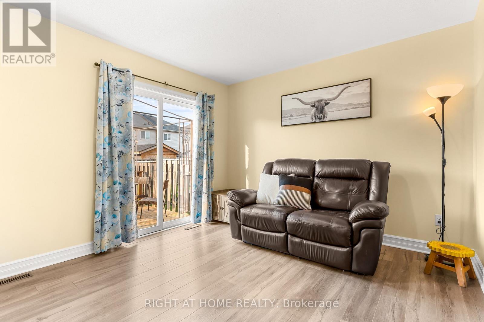 169 Banting Crescent, Essa, ON - Indoor Photo Showing Living Room