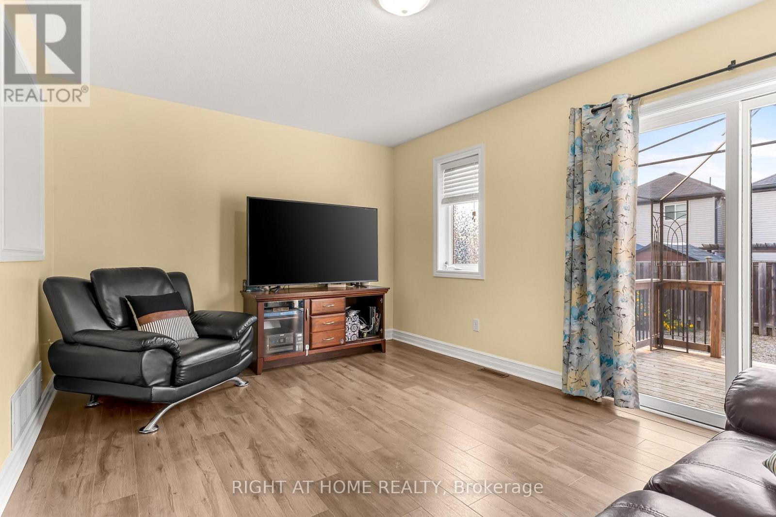 169 Banting Crescent, Essa, ON - Indoor Photo Showing Living Room